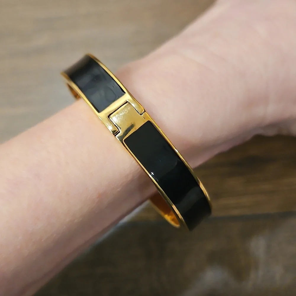 Kate Spade ♠️ Black & Gold Hole Punch Spade Hinged Bangle Bracelet - Picture 9 of 10